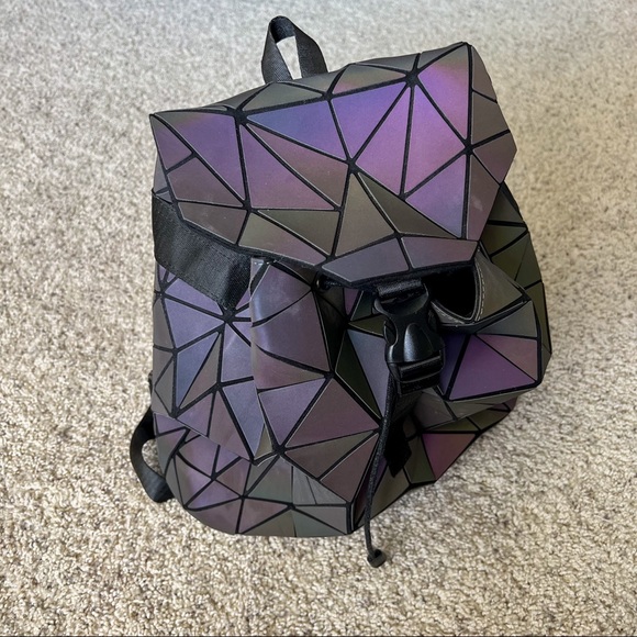 BESUURAN Geometric Luminous Holographic Reflective Backpack - Picture 5 of 13
